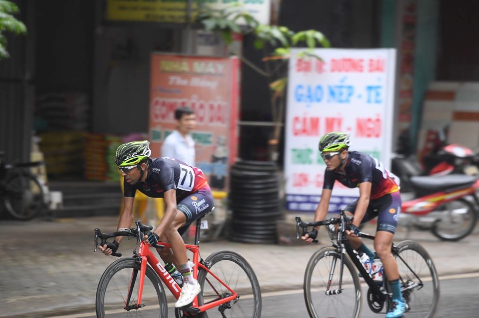 Tuy nhiên, cần gần về đích, các tay đua còn lại bắt đầu bung sức đeo bám.